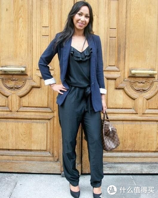 黑色连体裤V字领性感魅惑，宽松的设计舒适的同时又遮住多余赘肉，搭配一件蓝色西服外套和尖头高跟绝对是街头优雅范的最佳选择。