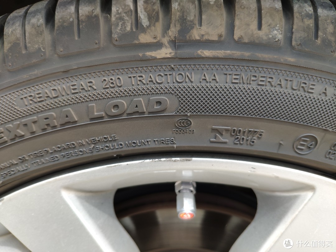 轮胎3T标识：耐磨指数280，牵引力指数AA，生热指数A。