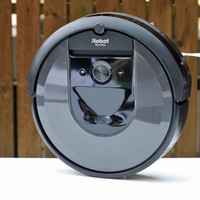 艾罗伯特 Roomba i7+ 扫地机器人外观展示(按键|传感器|摄像头|刷头|驱动轮)