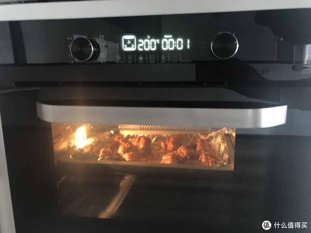 200度烤制半小时，这台蒸烤箱是自动预热的，很实用，不用管预热的事了，备好料之后直接烤制就好了，蒸制也是一样的