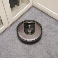 艾罗伯特 Roomba i7+ 扫地机器人外观展示(按钮|按键|提手|摄像头|毛刷)
