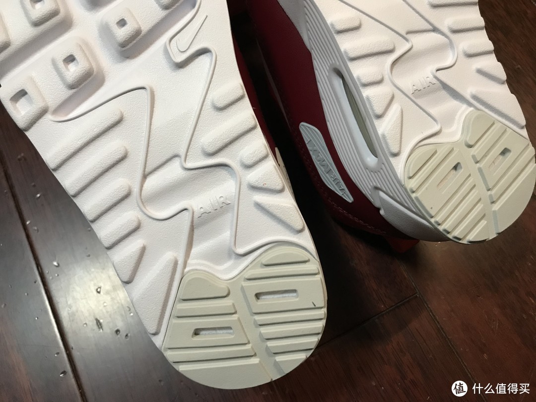 折扣店里319入手的NIKE AIR MAX TINY 90童鞋