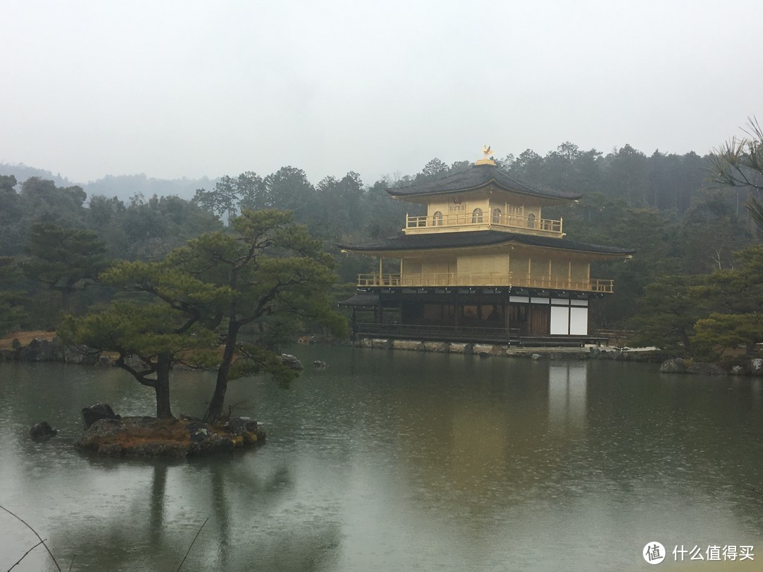 这个场景大家网上都见过很多了，下雨天雨绵绵啊