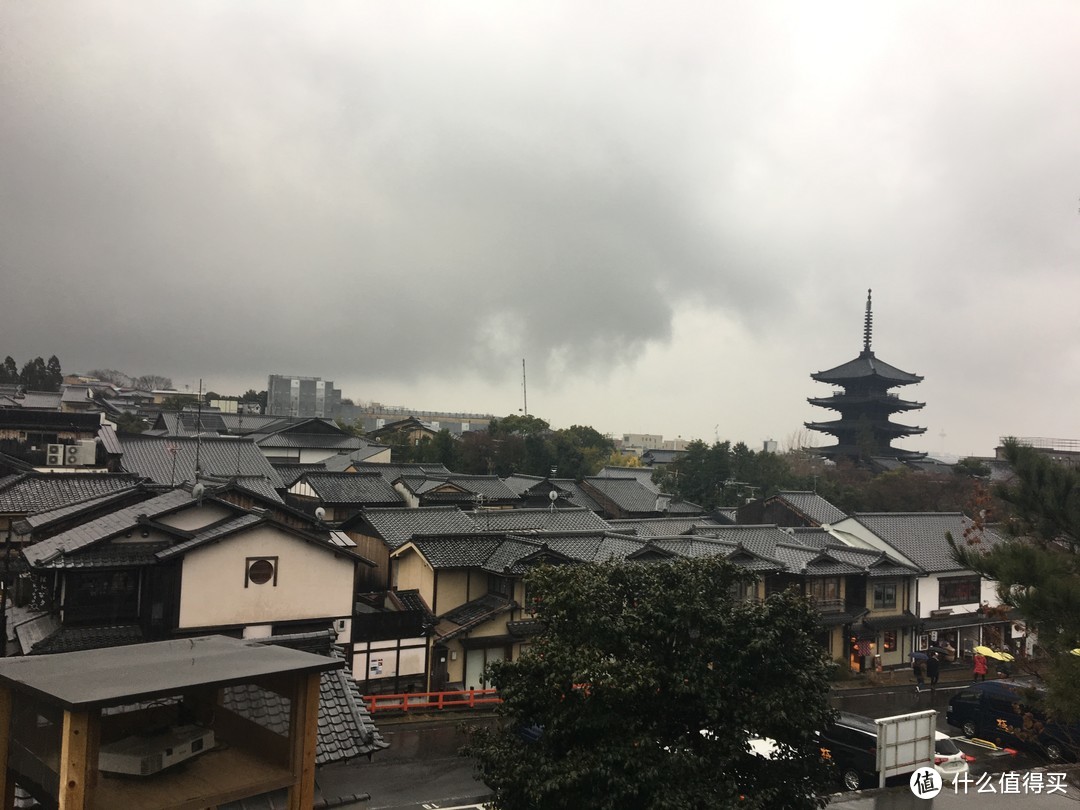 远眺过去，虽然下雨，还是很有诗意的