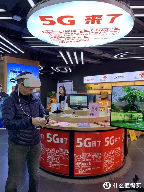 用户在中国联通智慧生活馆感受5G带来的VR体验