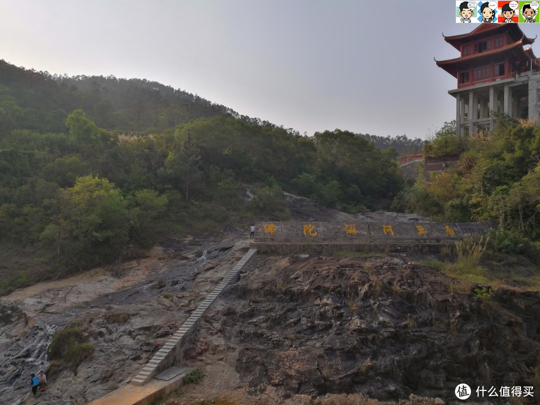 山石嶙峋，一汪清泉蜿蜒而下。