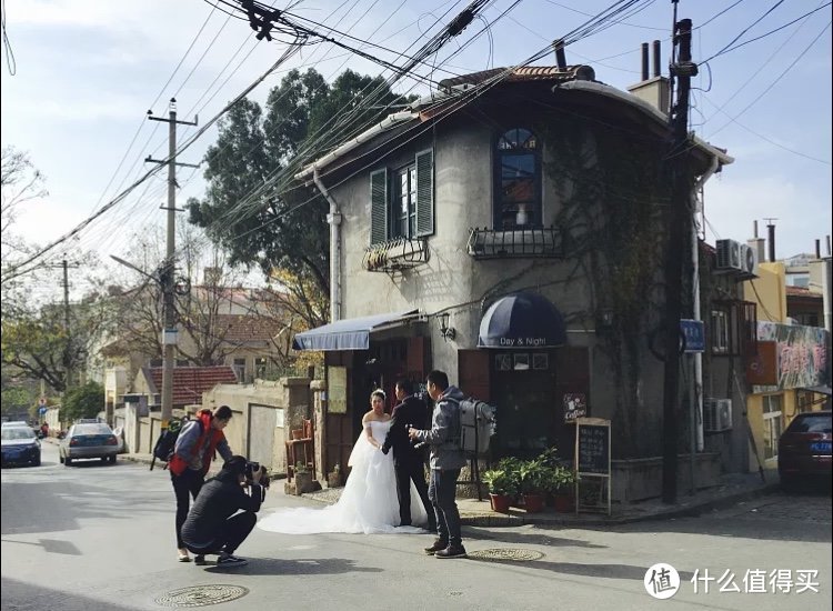 这座小楼多年来一直是个小卖部，但由于地理位置奇特，又成一著名打卡地（图中右边小路走几步就是著名的苍蝇馆“小皮”）