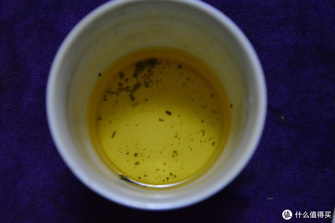 第一泡，因为茶饼本身带了一些碎渣本着朴素原则，所以被子里茶叶的渣滓比较多，但可以无视，重点在于茶汤，明亮黄绿油润。