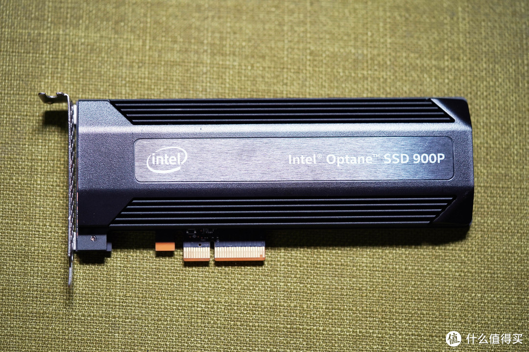 正面,差不多有一张AMD WX2100怎么大,全金属覆盖,表面做了扇热处理