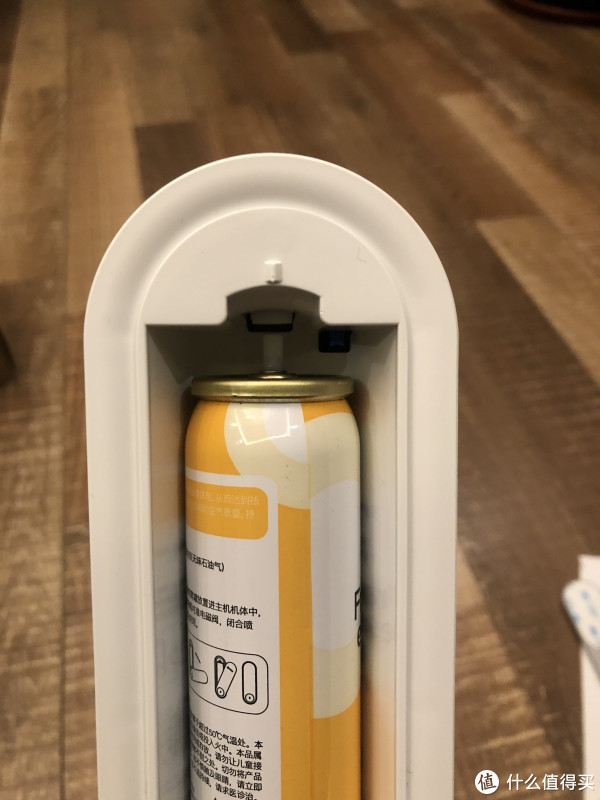 装入芳香瓶，可以看到距离上方的喷嘴有一定距离