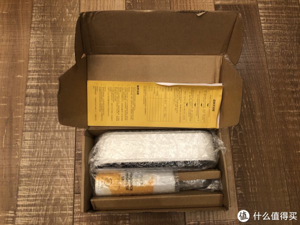 里面很简单：主机、电池、芳香瓶、说明书