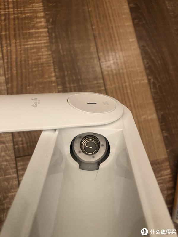 内仓下方是弹簧，用来顶住芳香瓶