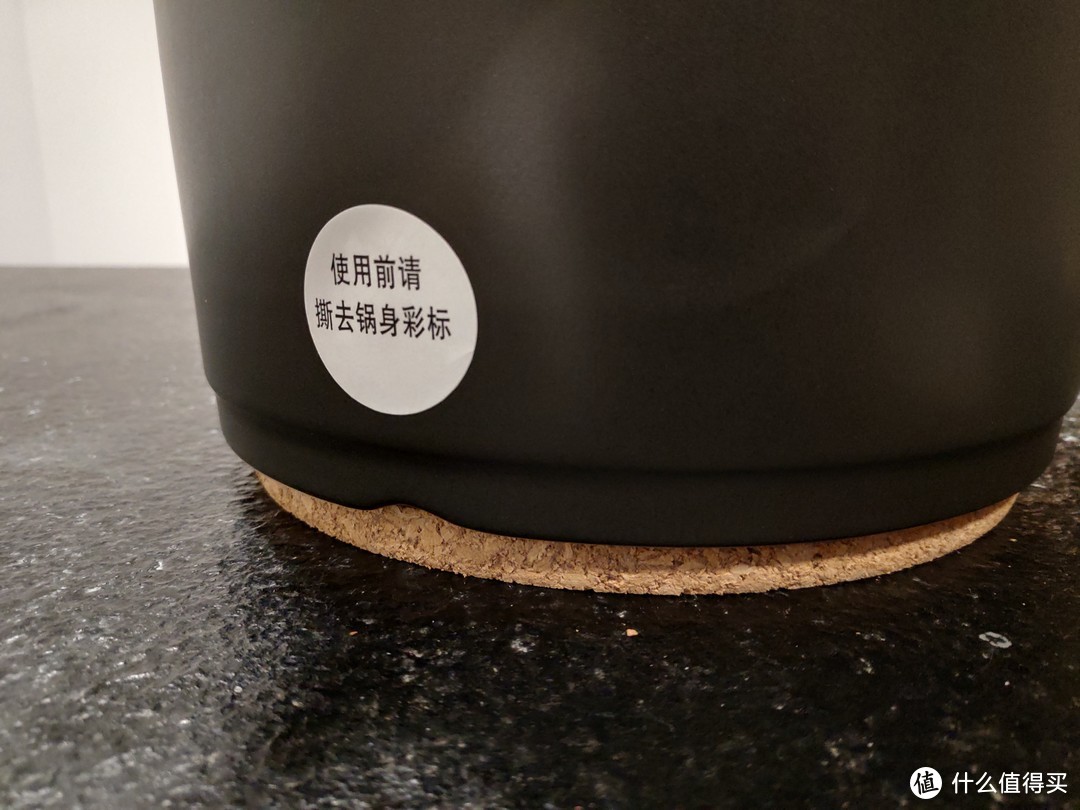 标签和康宁玻璃锅一样需要使用前撕掉，但是不如康宁的静电贴好处理，撕的时候需要很仔细，要不容易留胶。有条件的最好是用吹风机热风档吹几分钟