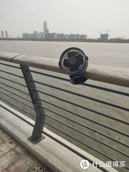 带着酷似煤油灯的卡斐乐360度带夹智能USB风扇一起去看黄浦江