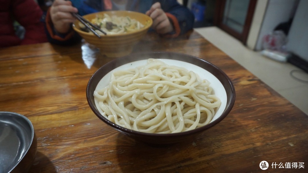 刚端上来的面条是这样的，原来臊子在底下（截取自视频，清晰度欠佳）