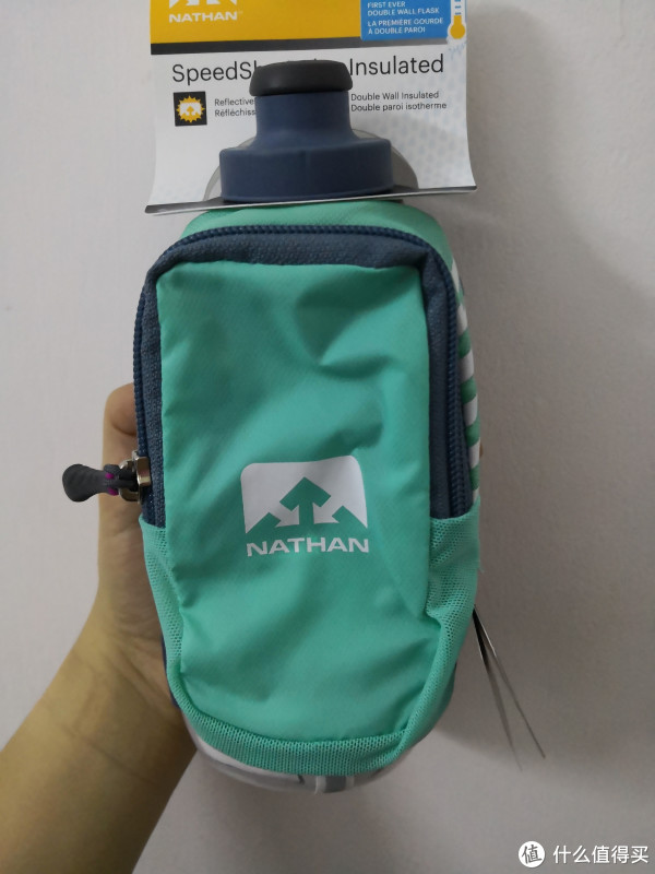 收到这个水壶的时候，被它薄荷绿吸引，一眼望去，就知道我颜值贼高的水壶在哪里，前面收纳袋更建议平常装卡装纸巾，耳机也是可以，就是不建议装钥匙了，因为跑起来可能相当带感了