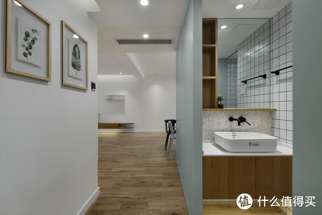 120平米现代简约风三居室效果图，用灰白与木色打造格调感