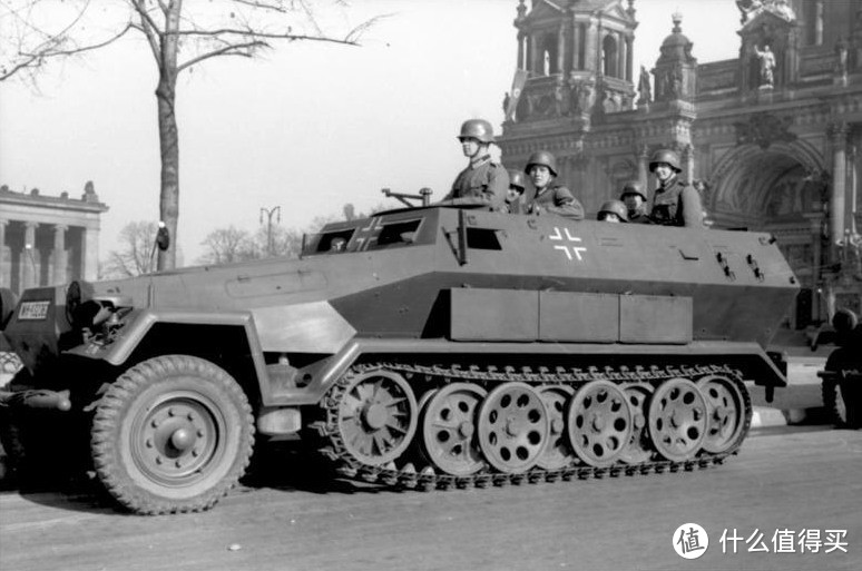 一辆Sd.kfz. 251 A型半履带装甲车， 摄于1940年1月，柏林