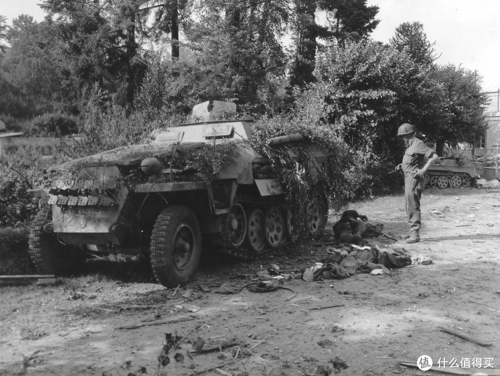 一辆被盟军击毁的251半履带装甲车， 摄于1944年，诺曼底地区