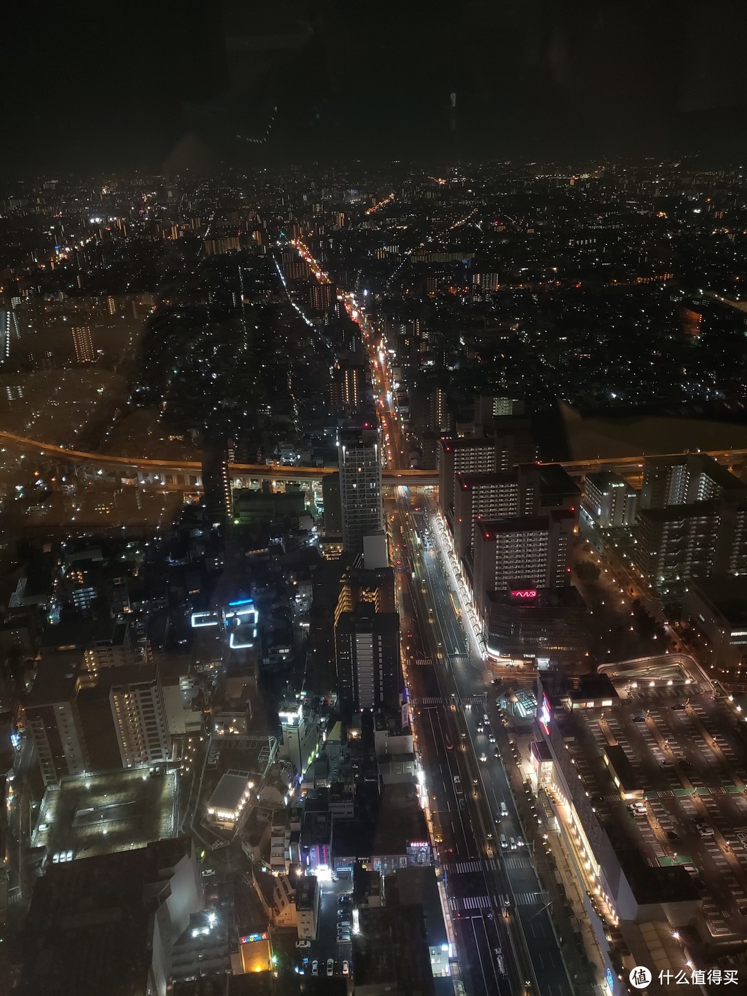 房间夜景，房间设施没有照