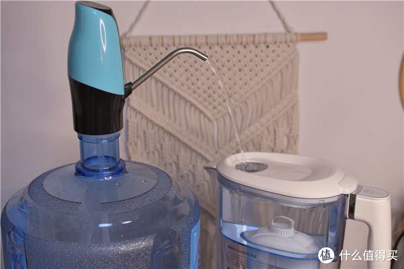 给净水壶接水。