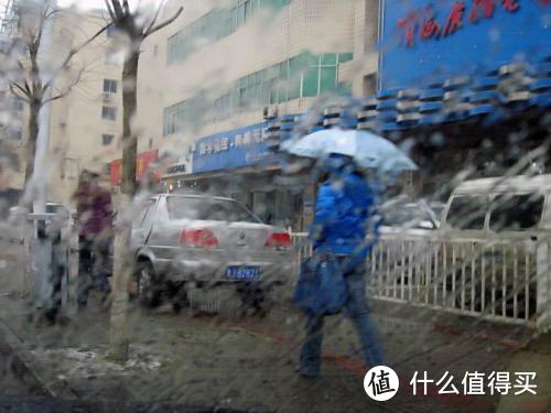 奔驰让你坐在引擎盖上哭，这个牌子的“雨敌”让你坐在车里笑