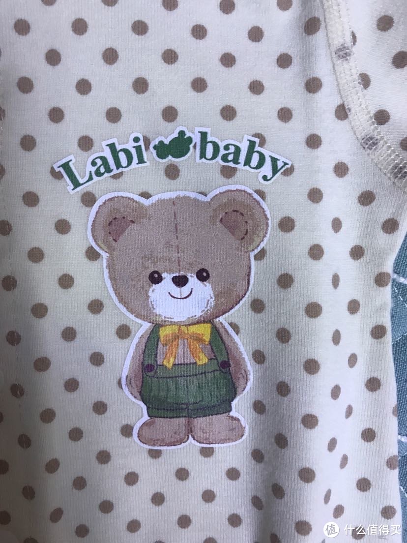 拉比衣服的标志性小熊，印在上面的