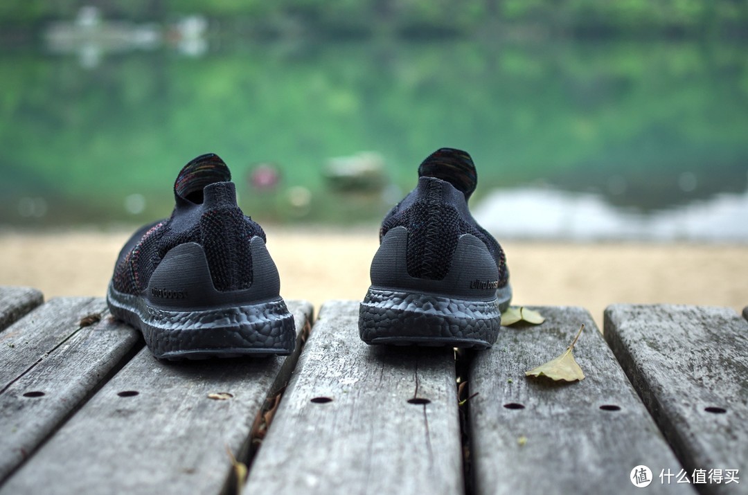 五颜六色的黑——阿迪 UltraBOOST LACELESS