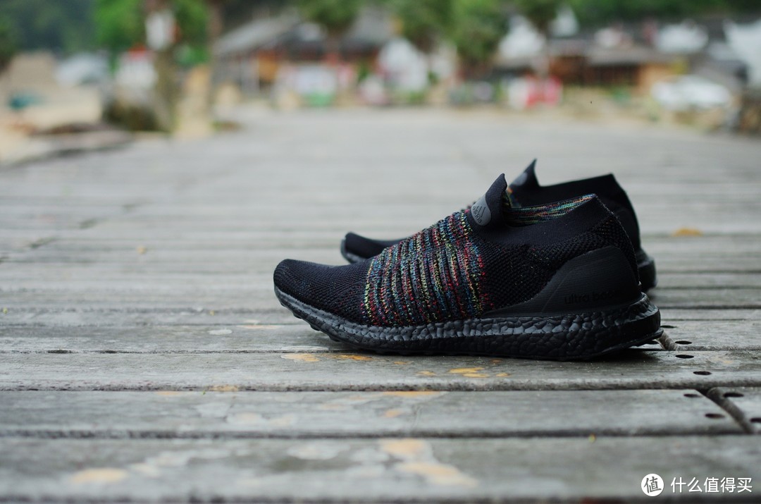 五颜六色的黑——阿迪 UltraBOOST LACELESS