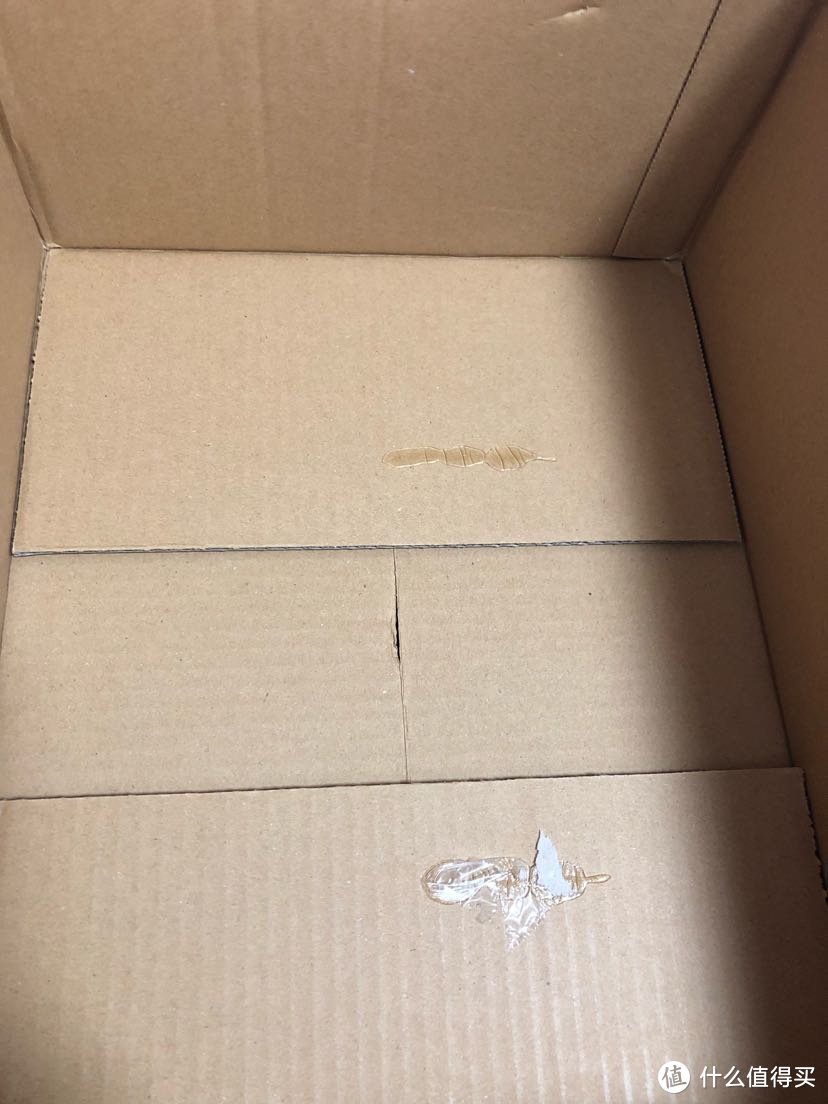 塑封袋和盒子底部是粘起的，估计是为了避免路途遥远晃动得太厉害？