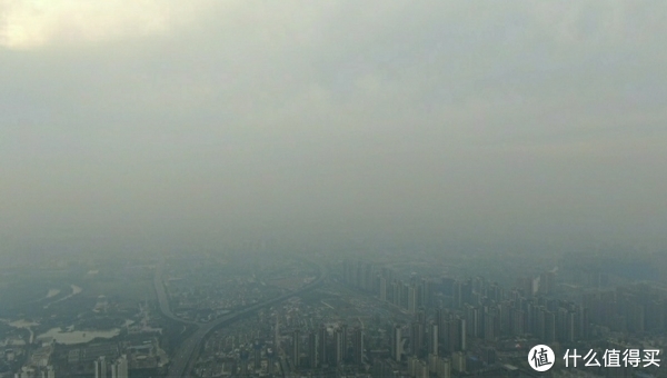 在550米的高度，我失去了图传画面，天气雾霾有些严重