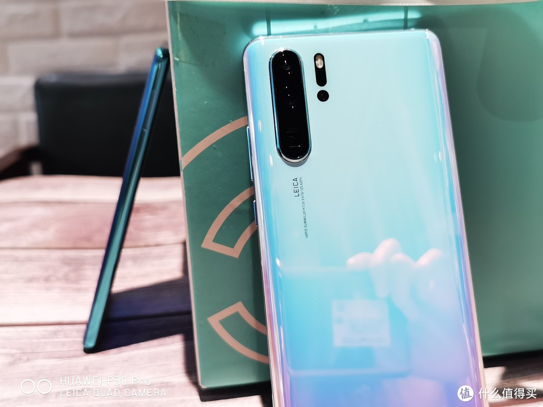 华为P30和P30 Pro：这一抹天空之境，送给小姐姐的最好礼物