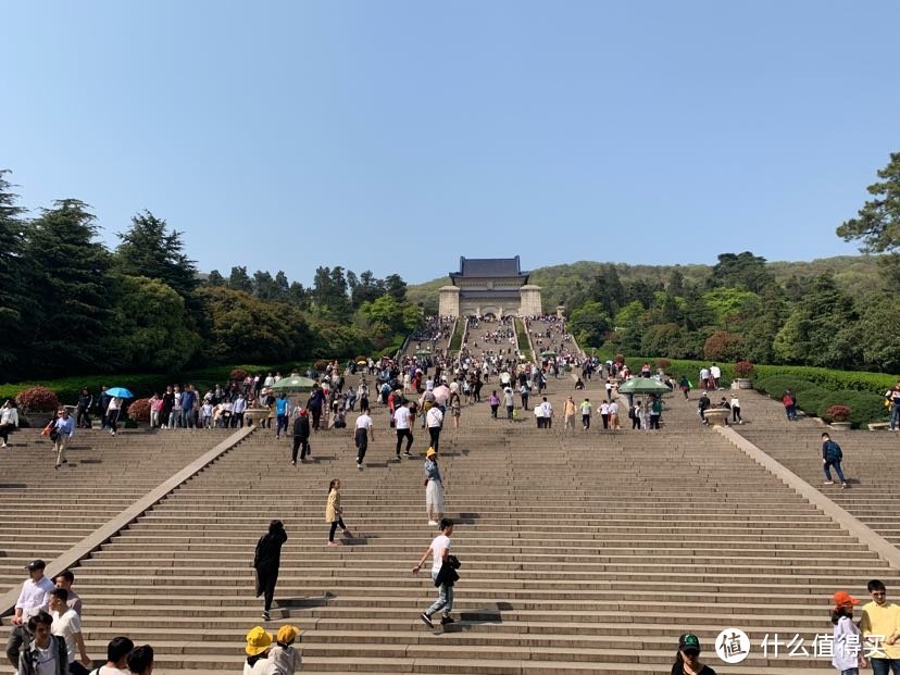 最后边是中山陵的大殿，有四百多个台阶，一口气爬上去，很费劲儿！