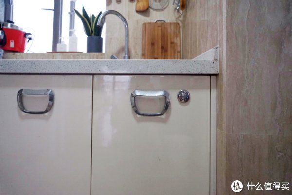 空气开关安在了柜门上