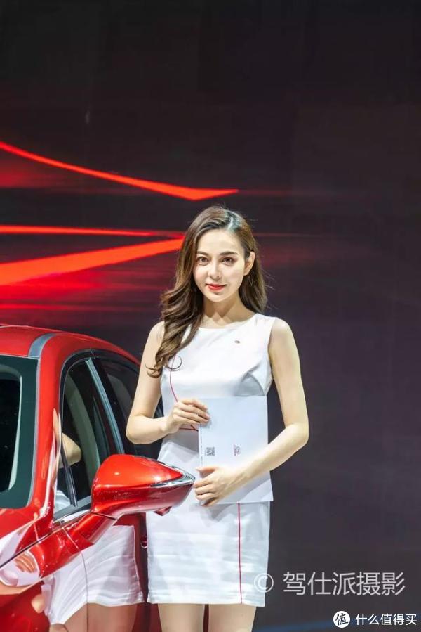 母胎solo才只会看车,老司机已经对着美女举起