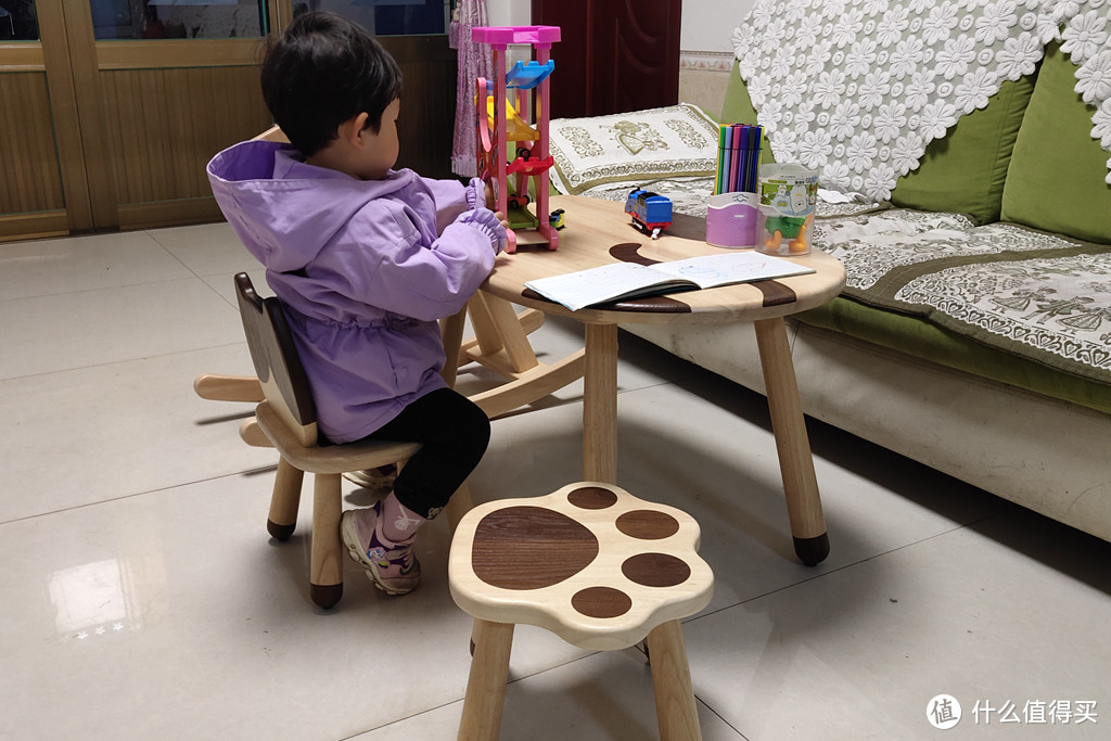 小米有品布局儿童家具，树上实木桌椅材质健康环保，设计童趣盎然