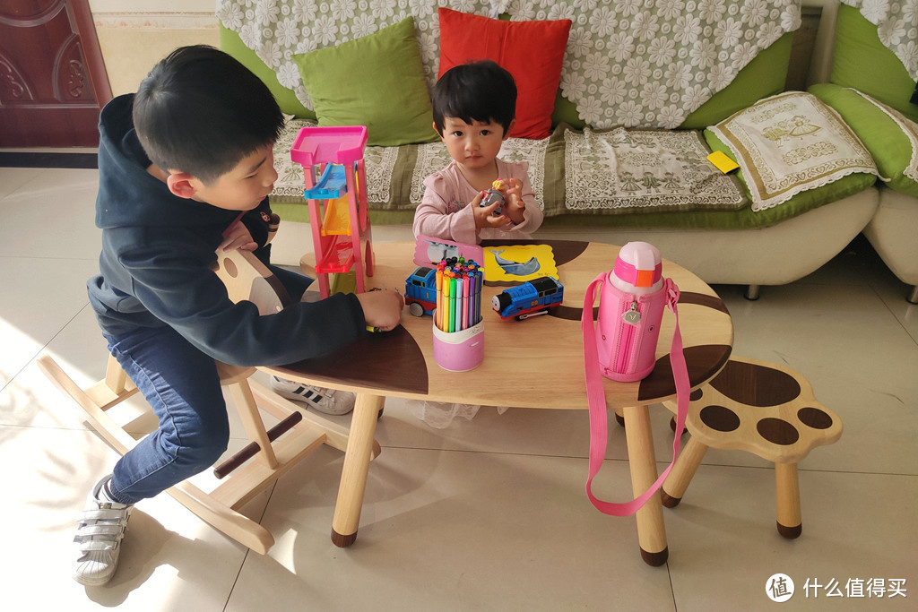 小米有品布局儿童家具，树上实木桌椅材质健康环保，设计童趣盎然