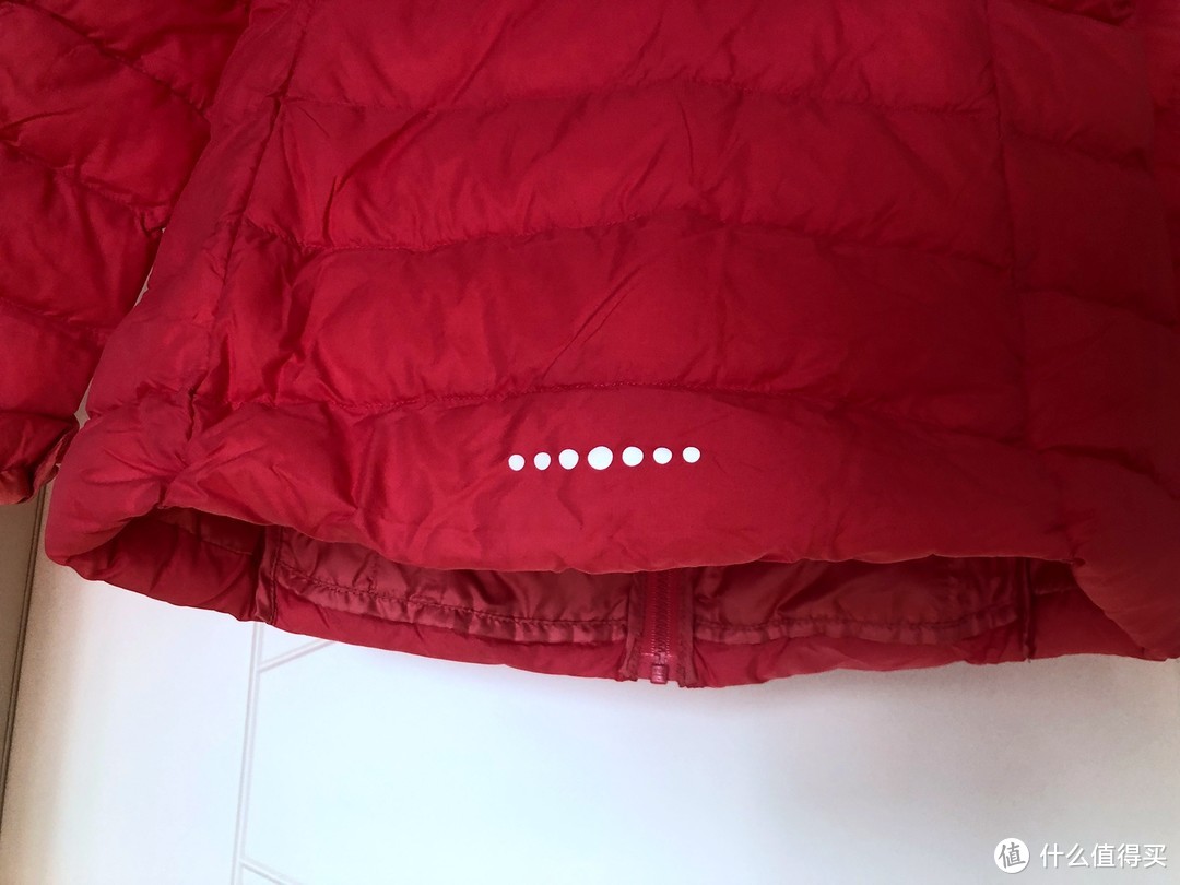 超值好看保暖-优衣库 UNIQLO 女童 轻型WARM PADDED连帽外套 晒单简评