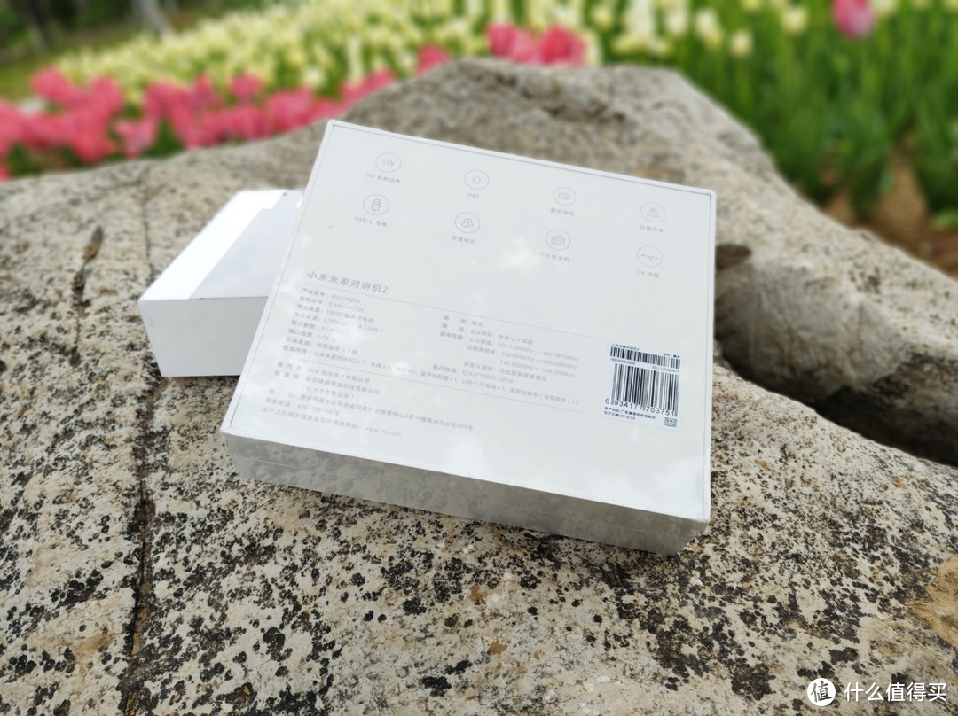 米家对讲机2包装采用上下覆盖式硬纸盒包装，纸盒硬度较高 能够有效的保护内部产品在运输途中的安全