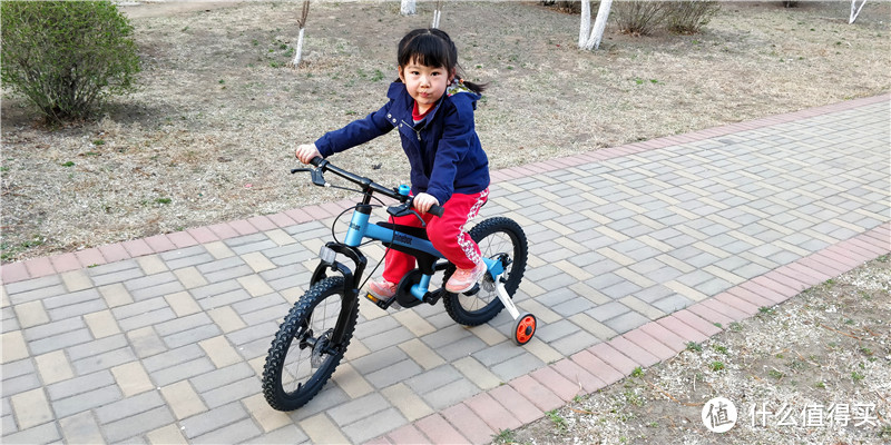 九号儿童自行车双碟刹设计+减震前叉+贴心防护！让孩子畅快骑行！