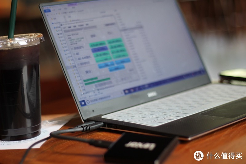 笔记本电脑轻松扩容，速度还爆表？ - 雷克沙SL100 Pro 移动固态硬盘开箱实测