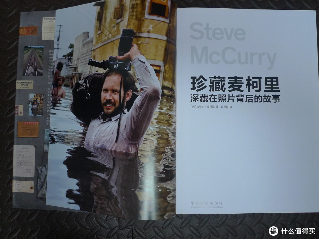 扉页，麦凯瑞在洪水里面举着相机。