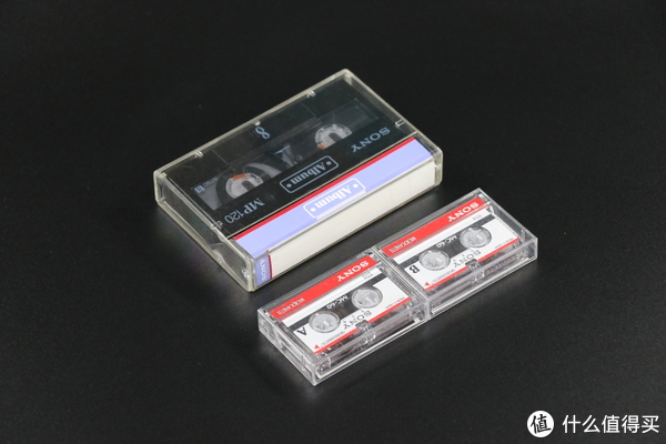 1盒8毫米录像带，2盒火柴盒般大小的微型磁带