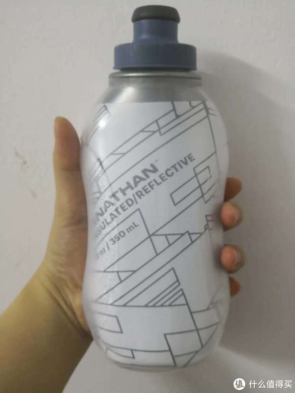 更直观面对一下水壶，可以感受的到两侧的弧度，这样的设计我觉得是可以更贴合手握持东西的弧度，不会有突兀感，而且两侧比较软一些，是为了更好的挤压出水