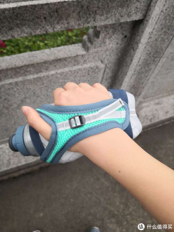 按照说明书的握持方法，感受还是一个词,贴合！黑色塑料扣的部分可以调节大小