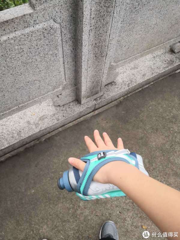 不需要一直做握持状也不会掉。嗯，除开想扔铅球类型的朋友，毕竟不敢尝试