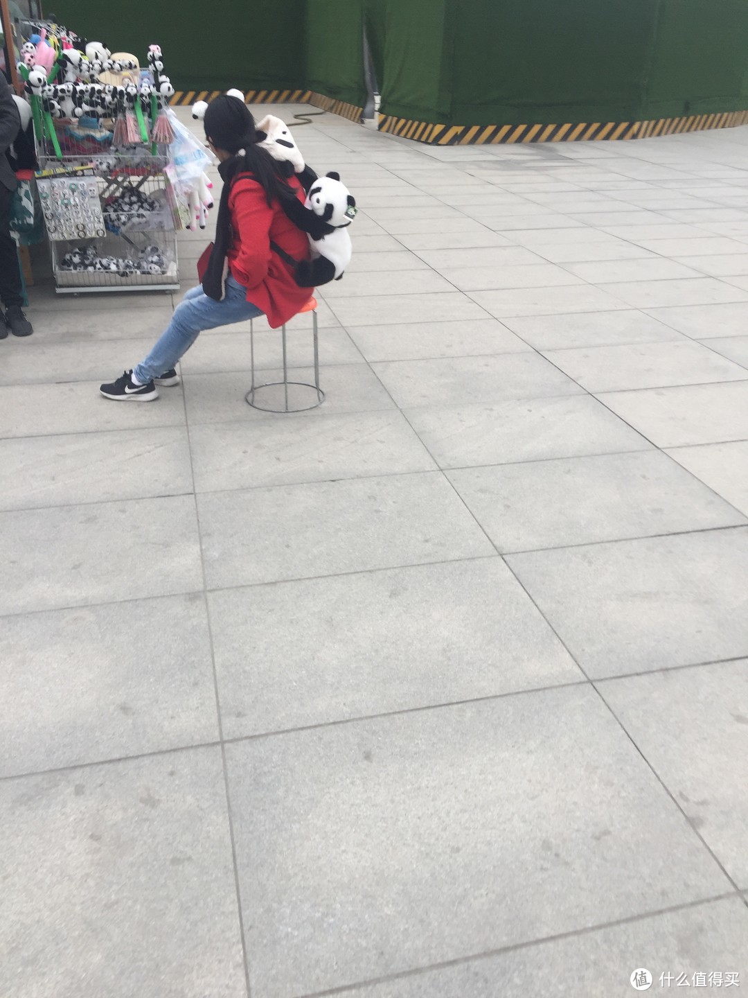停车场卖熊猫周边的商贩