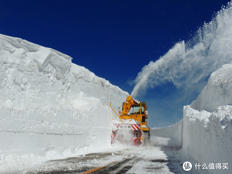 铲雪车挖路