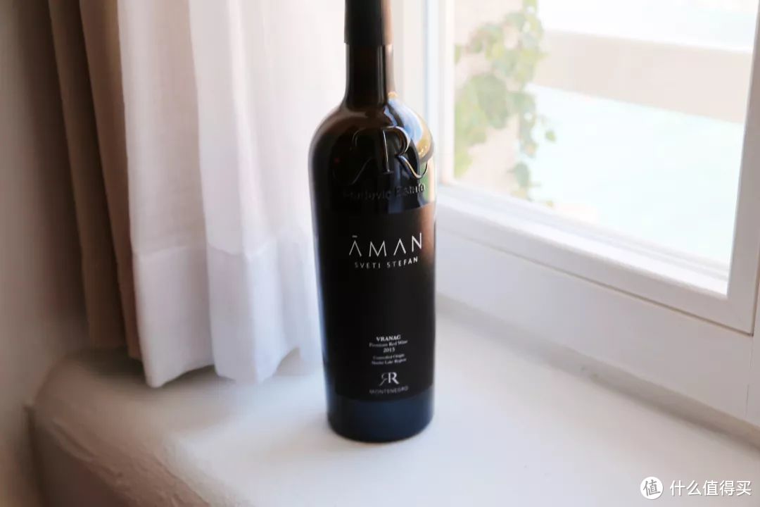 酒店赠送的标有AMAN品牌的酒