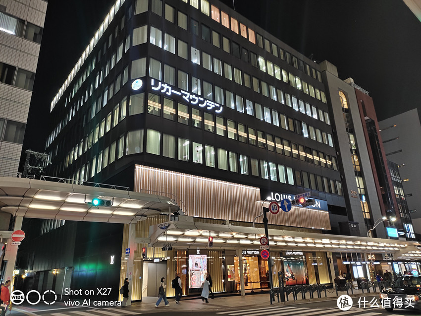 这张采用超级夜景拍摄的街景，画面清晰锐利，放大也没有太多噪点。